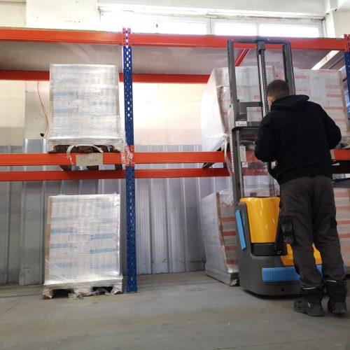 Magasinier transportant des palettes à l'entrepôt