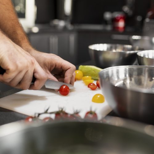 chef-professionnel-preparant-la-nourriture-dans-la-cuisine