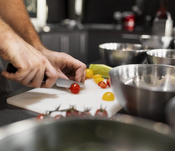 chef-professionnel-preparant-la-nourriture-dans-la-cuisine